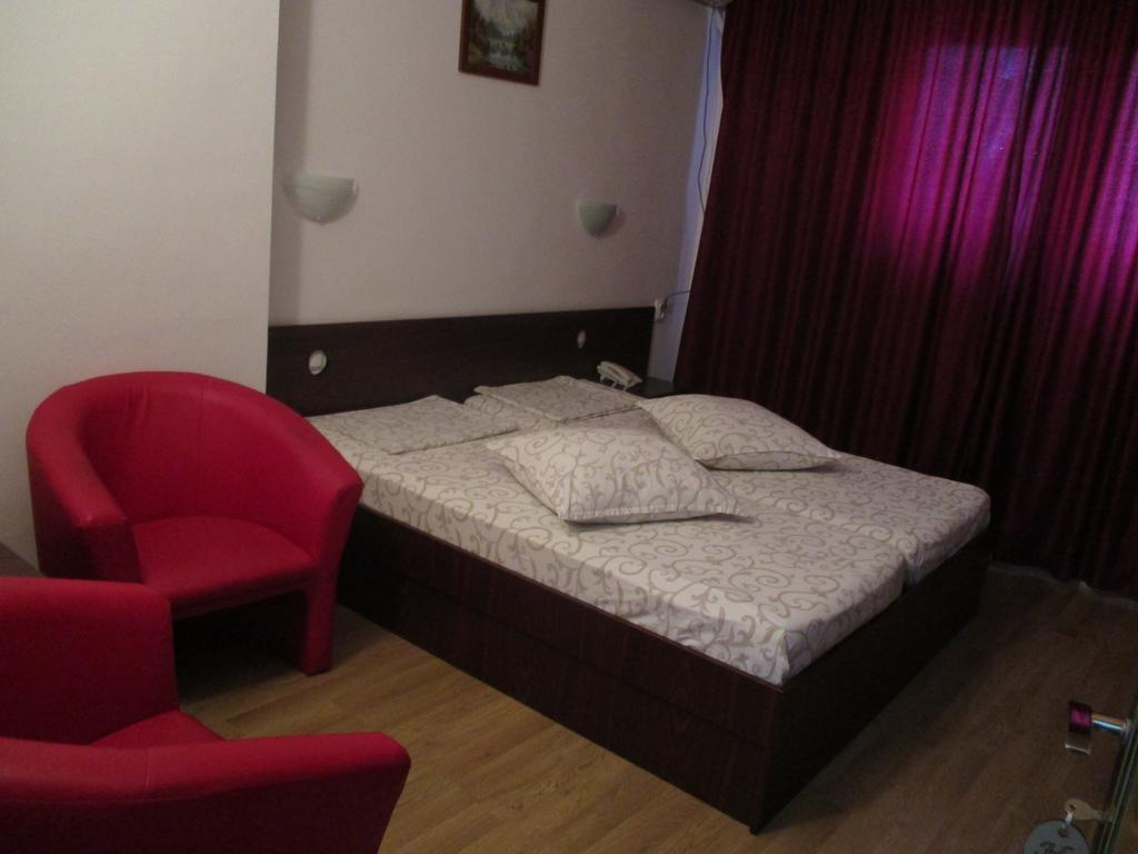Hotel Uranus Bukarest Exterior foto